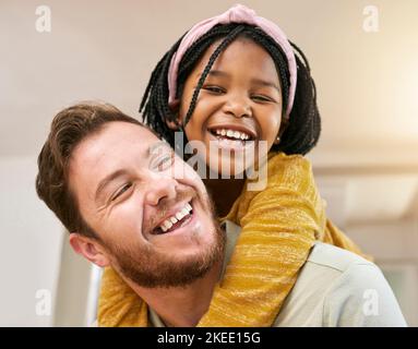 Père, fille noire et piggy de retour à la maison ayant le plaisir et le collage. L'amour familial, l'adoption et le soin de l'homme heureux portant enfant d'accueil dans la maison, appréciant Banque D'Images