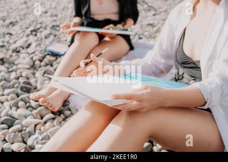 Mains de femme méconnaissable tenant sa propre plage de mer décor aquarelle peinture. Peintre amateur. Artiste féminine créative dessinant la photo sur le Banque D'Images