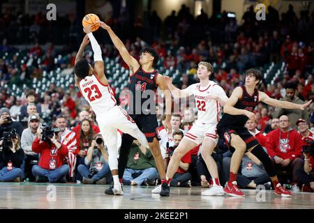 Milwaukee, WI, États-Unis. 11th novembre 2022. Le gardien des blaireaux du Wisconsin Chucky Hepburn (23) est bloqué par le joueur de football avant du Cardinal de Stanford Spencer Jones (14) lors du match de basketball de la NCAA entre les cardinaux de Stanford et les blaireaux du Wisconsin lors de la bataille de Brew City au champ de la famille américaine de Milwaukee, WISCONSIN. Darren Lee/CSM/Alamy Live News Banque D'Images