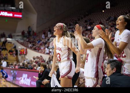 Bloomington, États-Unis. 11th novembre 2022. Hoosiers applaudissent du banc lors d'un match de basket-ball féminin NCAA contre UMass à Bloomington. L'Université de l'Indiana a battu UMass 93-37. Crédit : SOPA Images Limited/Alamy Live News Banque D'Images