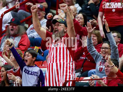 Bloomington, États-Unis. 11th novembre 2022. Les fans applaudissent pour les Hoosiers de l'Université de l'Indiana lors d'un match de basket-ball féminin NCAA contre UMass à Bloomington. L'Université de l'Indiana a battu UMass 93-37. Crédit : SOPA Images Limited/Alamy Live News Banque D'Images