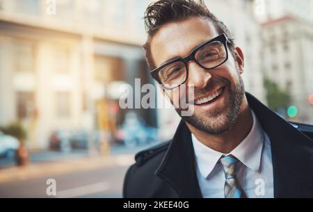 Sourires inspirés par la vie urbaine. Portrait d'un jeune homme d'affaires heureux dans la ville. Banque D'Images