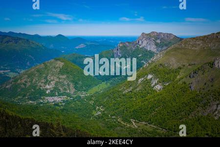 Vue sur la chaîne de montagnes des Pyrénées depuis le sommet de Tuc de l'étang, un sommet près de la station de ski de Mourtis dans le sud de la France Banque D'Images