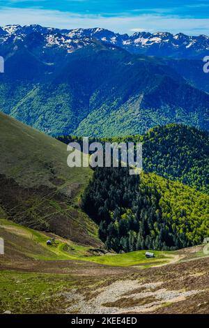 Vue sur les montagnes enneigées des Pyrénées s'étend du sommet du Tuc de l'étang dans le sud de la France près de la station de ski de Mourtis Banque D'Images