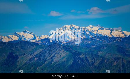 Vue sur les montagnes enneigées des Pyrénées s'étend du sommet du Tuc de l'étang dans le sud de la France près de la station de ski de Mourtis Banque D'Images