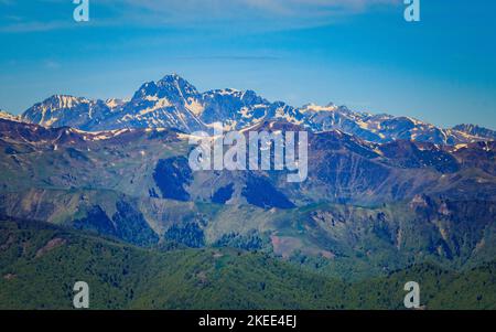 Vue sur les montagnes enneigées des Pyrénées s'étend du sommet du Tuc de l'étang dans le sud de la France près de la station de ski de Mourtis Banque D'Images