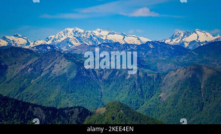Vue sur les montagnes enneigées des Pyrénées s'étend du sommet du Tuc de l'étang dans le sud de la France près de la station de ski de Mourtis Banque D'Images