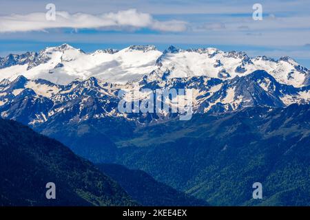 Vue sur les montagnes enneigées des Pyrénées s'étend du sommet du Tuc de l'étang dans le sud de la France près de la station de ski de Mourtis Banque D'Images
