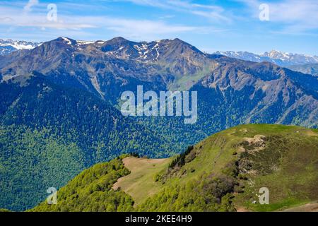 Vue sur la chaîne de montagnes des Pyrénées depuis le sommet de Tuc de l'étang, un sommet près de la station de ski de Mourtis dans le sud de la France Banque D'Images