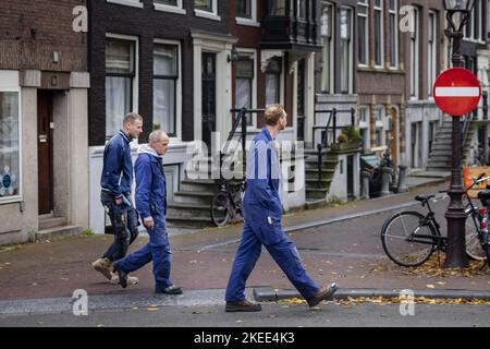 2022-11-11 12:22:38 AMSTERDAM - Un groupe de travailleurs de la construction marchent sur l'Utrechtsestraat dans le centre d'Amsterdam. ANP RAMON VAN FLYMEN pays-bas sortie - belgique sortie Banque D'Images