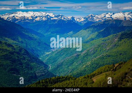 Vue sur les montagnes enneigées des Pyrénées s'étend du sommet du Tuc de l'étang dans le sud de la France près de la station de ski de Mourtis Banque D'Images