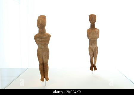 Dix figurines des premiers Cyclades de la collection Leonard Stern exposent au Musée d'art cycladique de 3 novembre 2022 à 31 octobre 2023, dans le cadre d'un accord entre le Ministère grec de la Culture, le Musée et le Metropolitan Museum of Art de New York. Les archéologues, les conservateurs et les employés du ministère ont qualifié cet accord de « scandale ». "Ces objets n'ont pas été vérifiés légalement pour savoir s'ils sont authentiques ou faux, ou comment ils sont arrivés des Cyclades à la collection d'un multimillionnaire à New York", ont-ils déclaré dans la déclaration. Banque D'Images