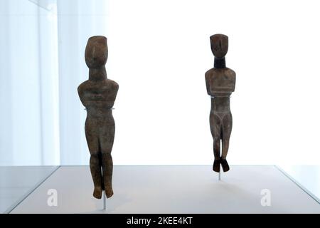 Dix figurines des premiers Cyclades de la collection Leonard Stern exposent au Musée d'art cycladique de 3 novembre 2022 à 31 octobre 2023, dans le cadre d'un accord entre le Ministère grec de la Culture, le Musée et le Metropolitan Museum of Art de New York. Les archéologues, les conservateurs et les employés du ministère ont qualifié cet accord de « scandale ». "Ces objets n'ont pas été vérifiés légalement pour savoir s'ils sont authentiques ou faux, ou comment ils sont arrivés des Cyclades à la collection d'un multimillionnaire à New York", ont-ils déclaré dans la déclaration. Banque D'Images