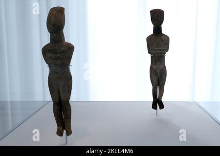 Dix figurines des premiers Cyclades de la collection Leonard Stern exposent au Musée d'art cycladique de 3 novembre 2022 à 31 octobre 2023, dans le cadre d'un accord entre le Ministère grec de la Culture, le Musée et le Metropolitan Museum of Art de New York. Les archéologues, les conservateurs et les employés du ministère ont qualifié cet accord de « scandale ». "Ces objets n'ont pas été vérifiés légalement pour savoir s'ils sont authentiques ou faux, ou comment ils sont arrivés des Cyclades à la collection d'un multimillionnaire à New York", ont-ils déclaré dans la déclaration. Banque D'Images