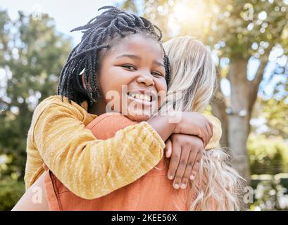 Mère, adoption interraciale et porter fille dans le parc en été soleil, bonheur et amour à l'extérieur. Joyeux enfant noir, maman blanche et câlin ensemble Banque D'Images