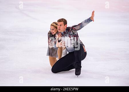 SHEFFIELD, Sheffield. 11th novembre 2022. Alexa Knierim et Brandon Frazier des Etats-Unis se déroulent en binôme court-programme lors du Grand Prix de l'UIP - MK John Wilson Trophée 2022 à ICE Sheffield le vendredi 11 novembre 2022. SHEFFIELD, Sheffield. Credit: Taka G Wu/Alay Live News Banque D'Images