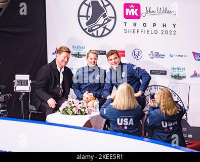 SHEFFIELD, Sheffield. 11th novembre 2022. Alexa Knierim et Brandon Frazier des Etats-Unis se déroulent en binôme court-programme lors du Grand Prix de l'UIP - MK John Wilson Trophée 2022 à ICE Sheffield le vendredi 11 novembre 2022. SHEFFIELD, Sheffield. Credit: Taka G Wu/Alay Live News Banque D'Images