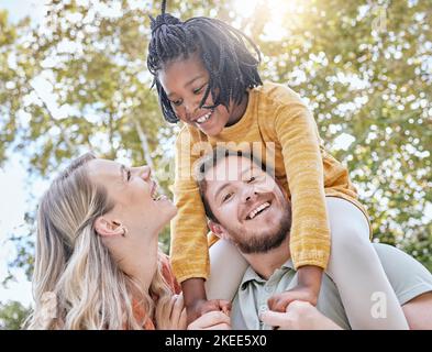 Adoption, famille et parents avec fille, plein air ou sourire avec bonheur. La fille adoptée, la mère ou le père portent un enfant noir, heureux ou détendez-vous Banque D'Images