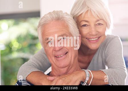 L'amour garde le cœur jeune. Portrait d'un heureux couple senior à la maison. Banque D'Images