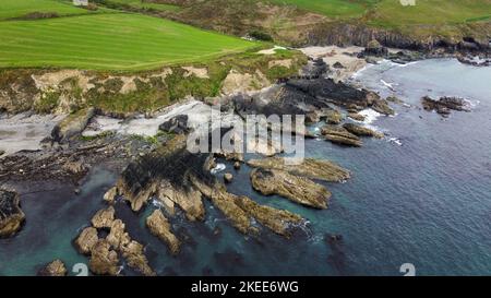 Rochers sur la côte irlandaise, vue de dessus. La côte de l'océan Atlantique. Nature de l'Europe du Nord. Côte des Rocheuses. Banque D'Images