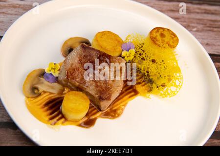 Recette de veau, confit de pomme de terre, champignons, purée de carottes, sauce au vinaigre balsamique, miel et veau Banque D'Images