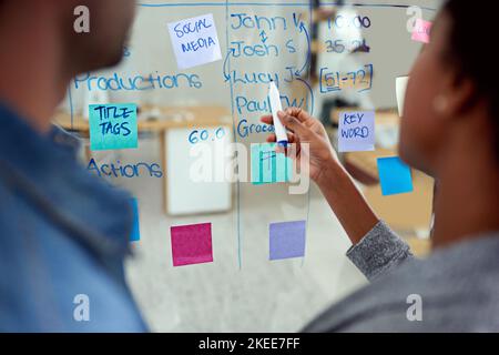 Chaque accomplissement commence par une planification efficace. Collègues brainstorming dans un bureau moderne. Banque D'Images