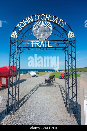 John O Groats,Caithness,Scotland-29 juillet 2022: Un après-midi d'été lumineux, la porte en fer voûté décorée dirige les visiteurs, vers une co longue distance Banque D'Images