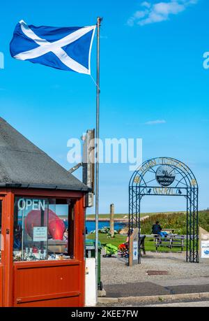 John O Groats,Caithness,Scotland-29 juillet 2022: Un jour d'été, la petite boutique vend aux touristes et la porte de fer au-delà dirige les visiteurs, vers un lo Banque D'Images