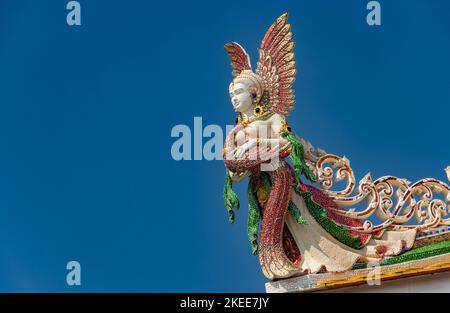 Décoration figurative sur le toit d'un temple bouddhiste avec un ciel bleu, Wat Pariwat Bangkok, Thaïlande Banque D'Images