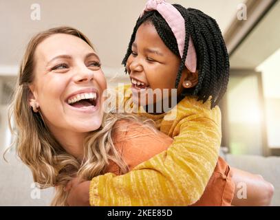 Le porcgyback, le collage et la mère et l'enfant en famille d'accueil le jour des mères avec amour, sourire et soutien. Famille, interraciale et africaine fille avec un Banque D'Images