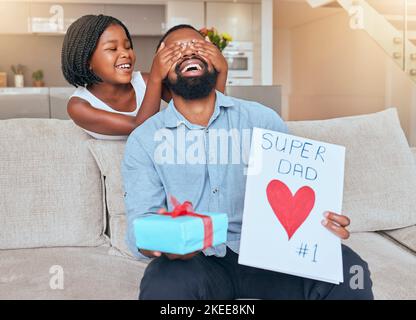 Fête des pères, enfant et papa surprise avec carte et cadeau pour l'amour, les soins et l'affection à la maison. Petite fille, célébrant et présente ou note pour parent Banque D'Images