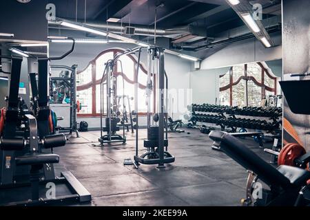 Vide gym, arrière-plans et bâtiment d'exercice pour le sport, l'entraînement et la remise en forme, le bien-être et l'haltérophilie. Espace intérieur du club de santé, loisirs Banque D'Images