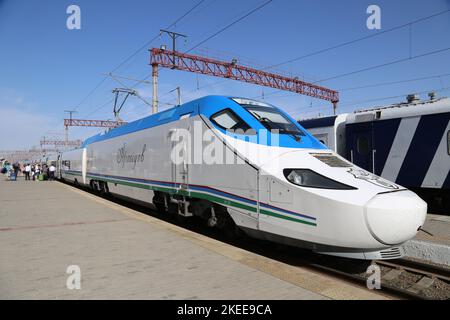 Talgo Afrosiyob High-Speed Express, Gare de Boukhara-1, Kagan, Boukhara, province de Boukhara, Ouzbékistan, Asie centrale Banque D'Images