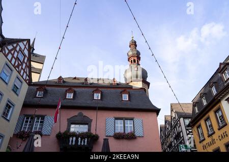 Cochem, Allemagne. 02nd novembre 2022. L'hôtel de ville historique sur la place du marché dans la vieille ville de Cochem. Crédit : Viola Lopes/dpa/Alamy Live News Banque D'Images