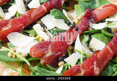 Pizza italienne avec céréales au fromage Rucola et tranches de salami à la bresaola Banque D'Images