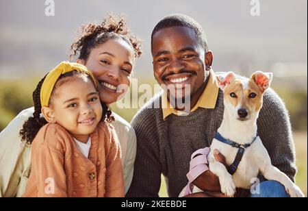 Famille, enfants et chien avec une fille, mère et père dans le parc avec leur chien de compagnie le jour d'été. Portrait, amour et chiot avec un homme, une femme Banque D'Images