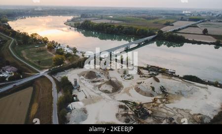 Vue de dessus de la grande usine de fabrication en paysage au bord de la rivière po, Piacenza Italie Banque D'Images