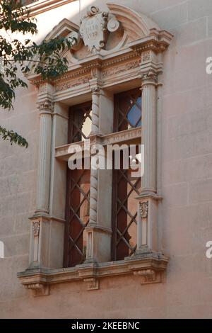 Fenêtres sur le bâtiment de l'hôtel de ville ancien dans la vieille ville d'Alcudia Mallorca Banque D'Images