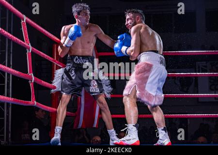 Daniel Spada vs Marvin Demollari pendant le match de boxe valide pour le titre léger italien Banque D'Images