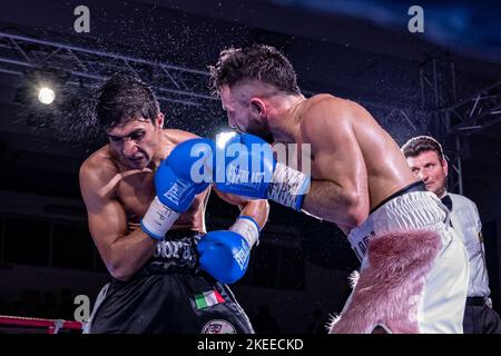 Daniel Spada vs Marvin Demollari pendant le match de boxe valide pour le titre léger italien Banque D'Images