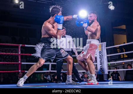 Daniel Spada vs Marvin Demollari pendant le match de boxe valide pour le titre léger italien Banque D'Images