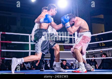 Daniel Spada vs Marvin Demollari pendant le match de boxe valide pour le titre léger italien Banque D'Images