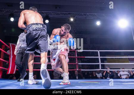 Daniel Spada vs Marvin Demollari pendant le match de boxe valide pour le titre léger italien Banque D'Images