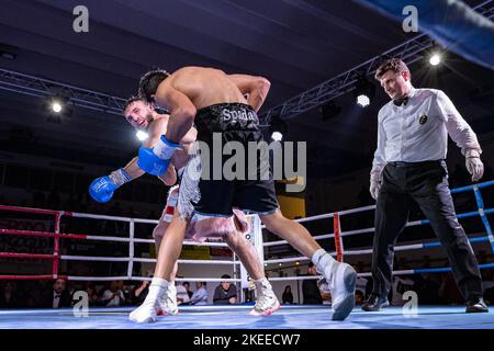 Daniel Spada vs Marvin Demollari pendant le match de boxe valide pour le titre léger italien Banque D'Images