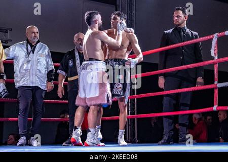 Daniel Spada vs Marvin Demollari pendant le match de boxe valide pour le titre léger italien Banque D'Images