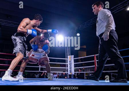 Daniel Spada vs Marvin Demollari pendant le match de boxe valide pour le titre léger italien Banque D'Images