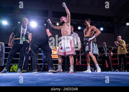 Daniel Spada vs Marvin Demollari pendant le match de boxe valide pour le titre léger italien Banque D'Images