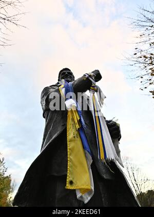 Leeds, Royaume-Uni. 11th novembre 2022. Coupe du monde de rugby 2021. Australie V Nouvelle-Zélande. Chemin Elland. Leeds. La statue de Don Revie ornée de foulards Leeds united sur le stand est de la route d'Elland avant le match de demi-finale de la coupe du monde de rugby en Australie V Nouvelle-Zélande. Credit: Sport en images/Alamy Live News Banque D'Images