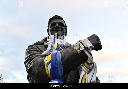 Leeds, Royaume-Uni. 11th novembre 2022. Coupe du monde de rugby 2021. Australie V Nouvelle-Zélande. Chemin Elland. Leeds. La statue de Don Revie ornée de foulards Leeds united sur le stand est de la route d'Elland avant le match de demi-finale de la coupe du monde de rugby en Australie V Nouvelle-Zélande. Credit: Sport en images/Alamy Live News Banque D'Images