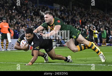 Leeds, Royaume-Uni. 11th novembre 2022. Coupe du monde de rugby 2021. Australie V Nouvelle-Zélande. Chemin Elland. Leeds. PETA Hiku (Nouvelle-Zélande) glisse dans le monde tandis qu'Angus Crichton (Australie) tente de s'attaquer à lui lors du match de demi-finale de la coupe du monde de rugby en Australie V Nouvelle-Zélande. Credit: Sport en images/Alamy Live News Banque D'Images